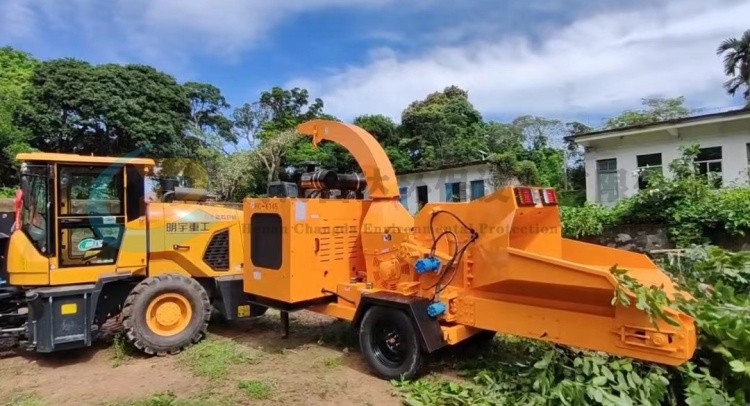 海南園林綠化客戶現(xiàn)場HC-6145樹枝粉碎機(jī)鏈條輸送版